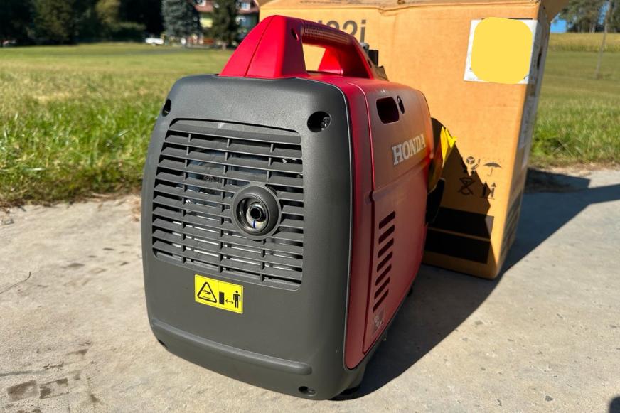 Der Auspuff eines Notstromaggregats.